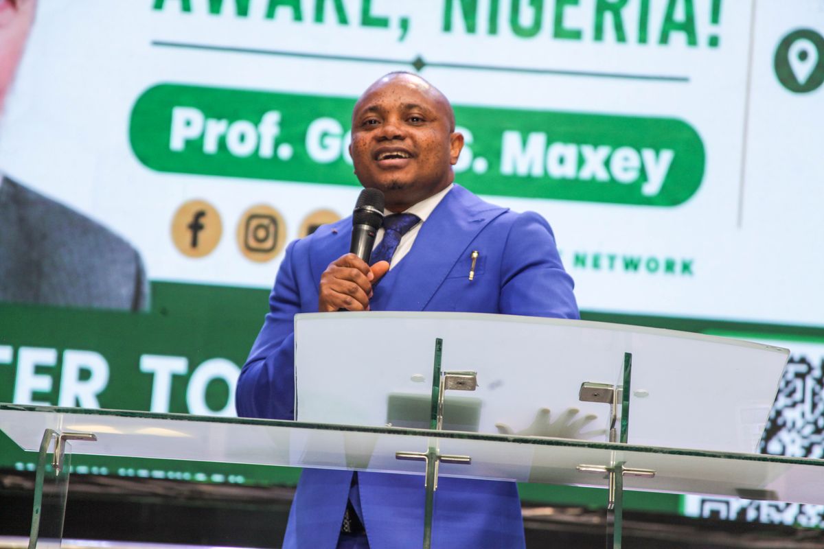 A minister preaching at the Awake, Nigeria! conference
